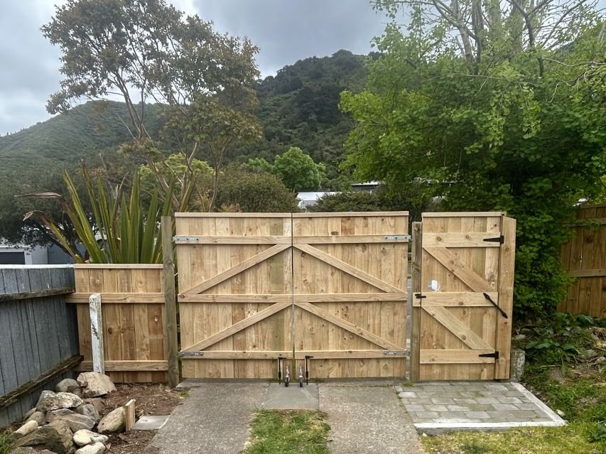 totara-park-timber-fence-gate-closed.jpg